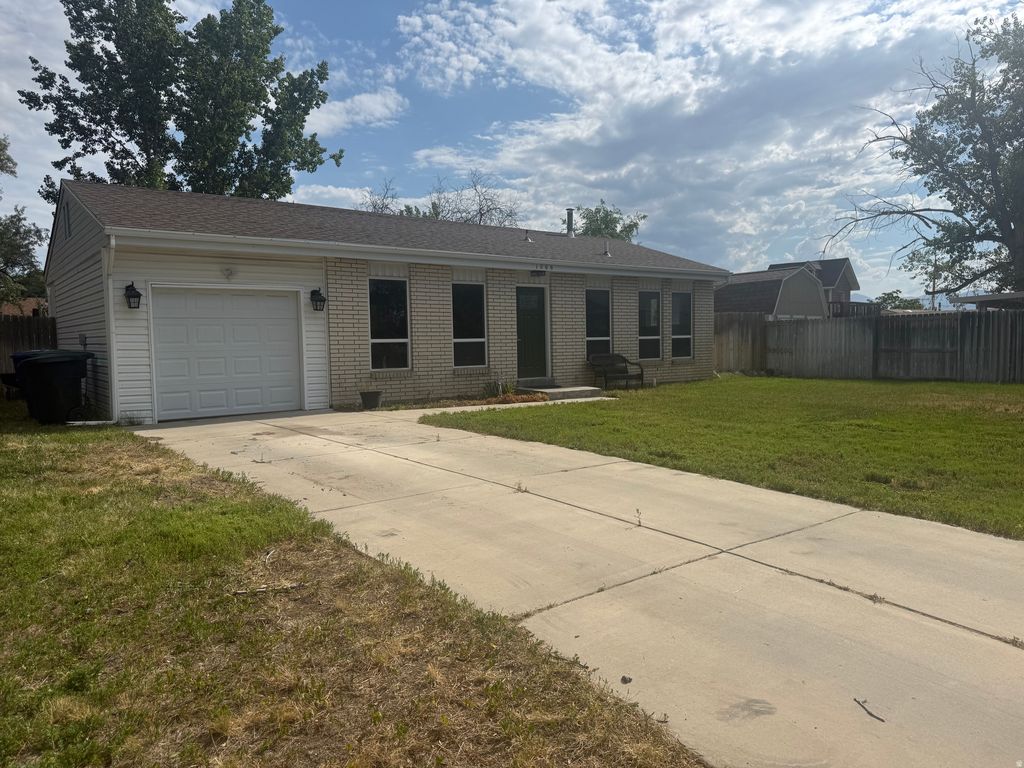 Photo of 1066 E VIOLET CIR S, Sandy, UT 84094 (MLS # 2172581)