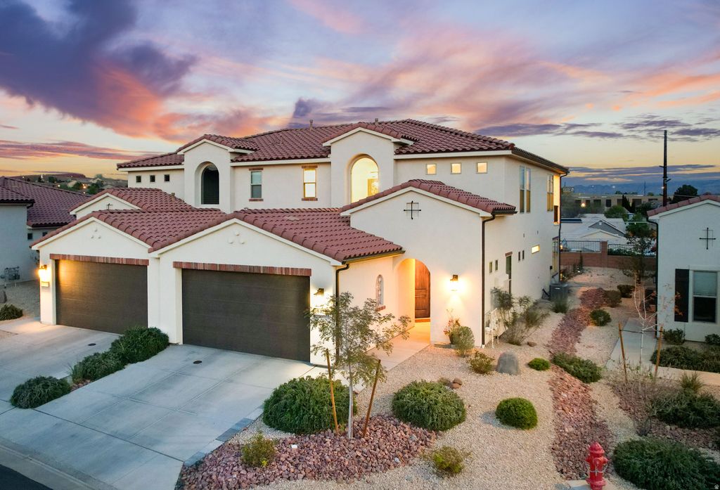 Photo of 812 N VIA MODELO CIR W, Washington, UT 84780 (MLS # 2149773)