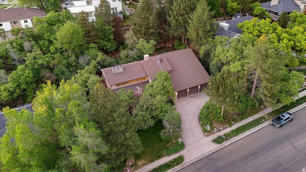 Photo of 905 OAKRIDGE DR, Farmington, UT 84025 (MLS # 2154007)