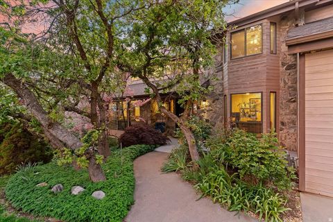 Tiny photo for 905 OAKRIDGE DR, Farmington, UT 84025 (MLS # 2154007)