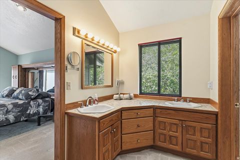 Tiny photo for 905 OAKRIDGE DR, Farmington, UT 84025 (MLS # 2154007)
