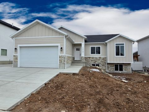 Photo of 1019 W 200 N, Clearfield, UT 84015 (MLS # 2139184)