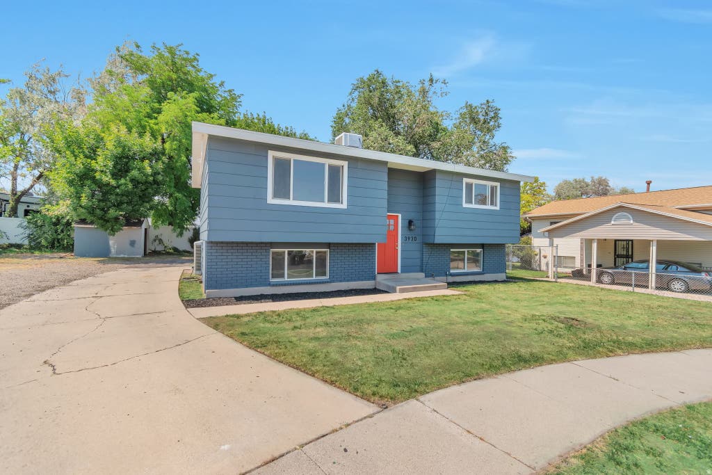 Photo of 3930 ELAINE DR, Salt Lake City, UT 84120 (MLS # 2177923)