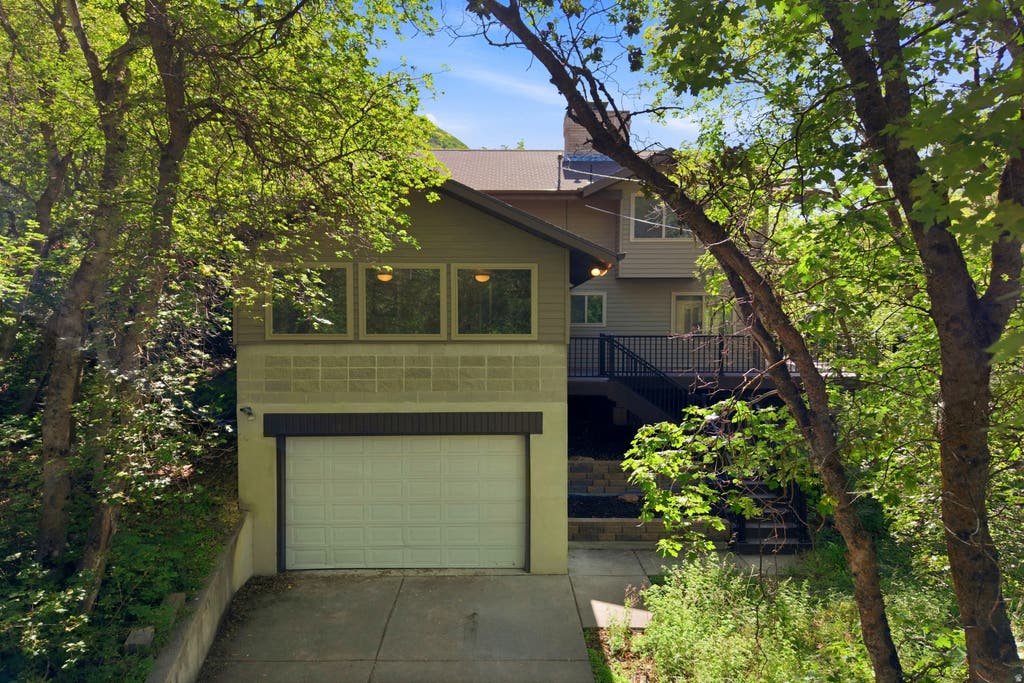 Photo of 4004 S MOUNTAIN MAPLE LN, Springville, UT 84663 (MLS # 2164214)