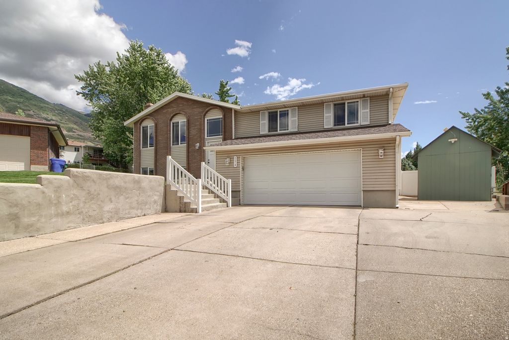 Photo of 154 E 650 S, Farmington, UT 84025 (MLS # 2160365)