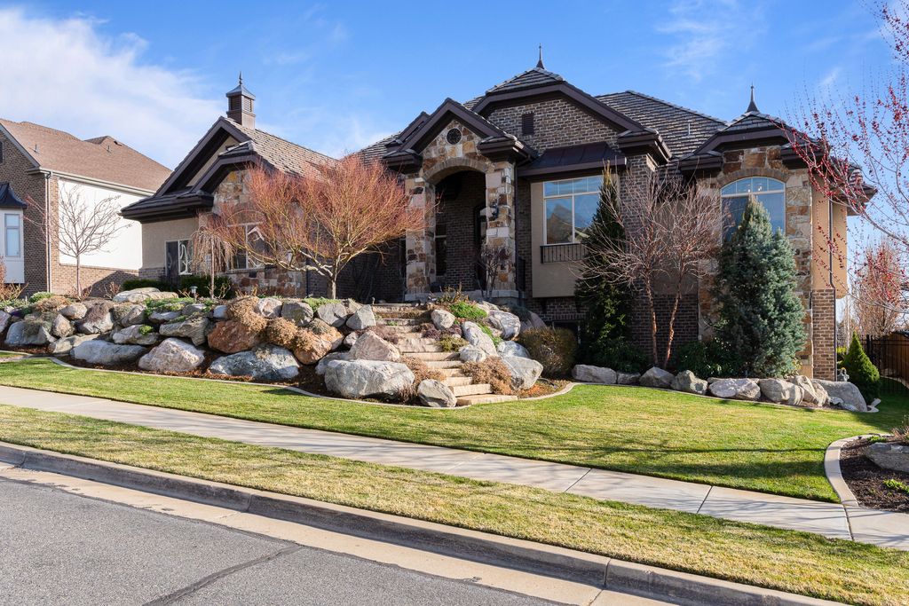 Photo of 1582 HIDDEN SPRINGS PKWY, Fruit Heights, UT 84037 (MLS # 2143153)