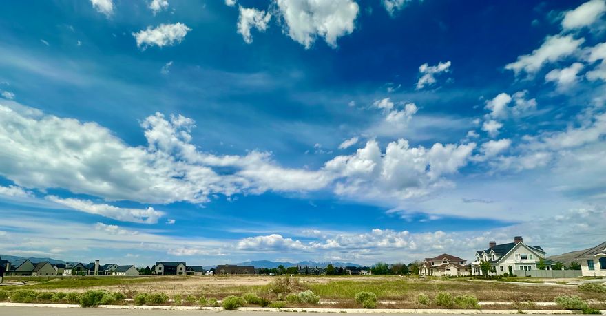 This is the ideal lot for your dream home in the premier Hollow neighborhood of Highland. The flat and  expansive .69 acre corner lot affords the option to build a North or East-facing custom home, with  plenty of space for additional amenities. Surrounded by exceptional homes and pristine views, this lot  is truly exceptional.