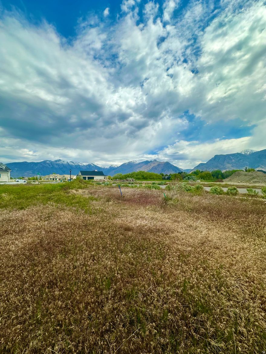 This is the ideal lot for your dream home in the premier Hollow neighborhood of Highland. The flat and  expansive .69 acre corner lot affords the option to build a North or East-facing custom home, with  plenty of space for additional amenities. Surrounded by exceptional homes and pristine views, this lot  is truly exceptional.