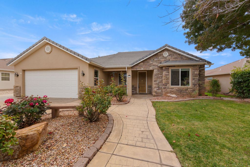 Photo of 589 W 375 S, Hurricane, UT 84737 (MLS # 2124538)