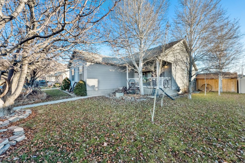 Photo of 2126 E AUTUMN ST, Eagle Mountain, UT 84005 (MLS # 2128388)