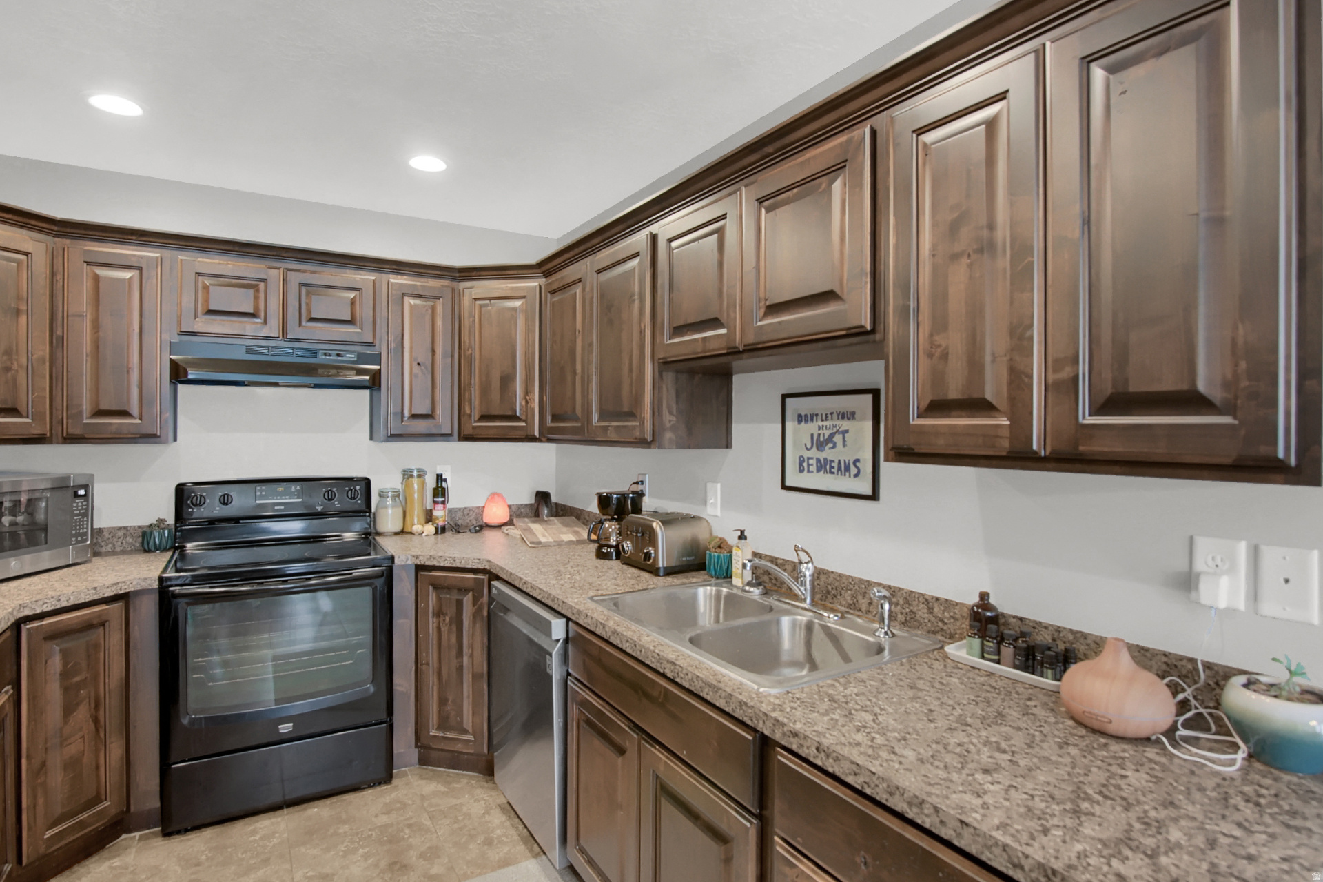 GREYHAWK TOWNHOMES S - Residential