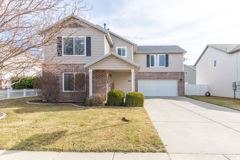 Photo of 1877 S 725 E, Clearfield, UT 84015 (MLS # 2140318)