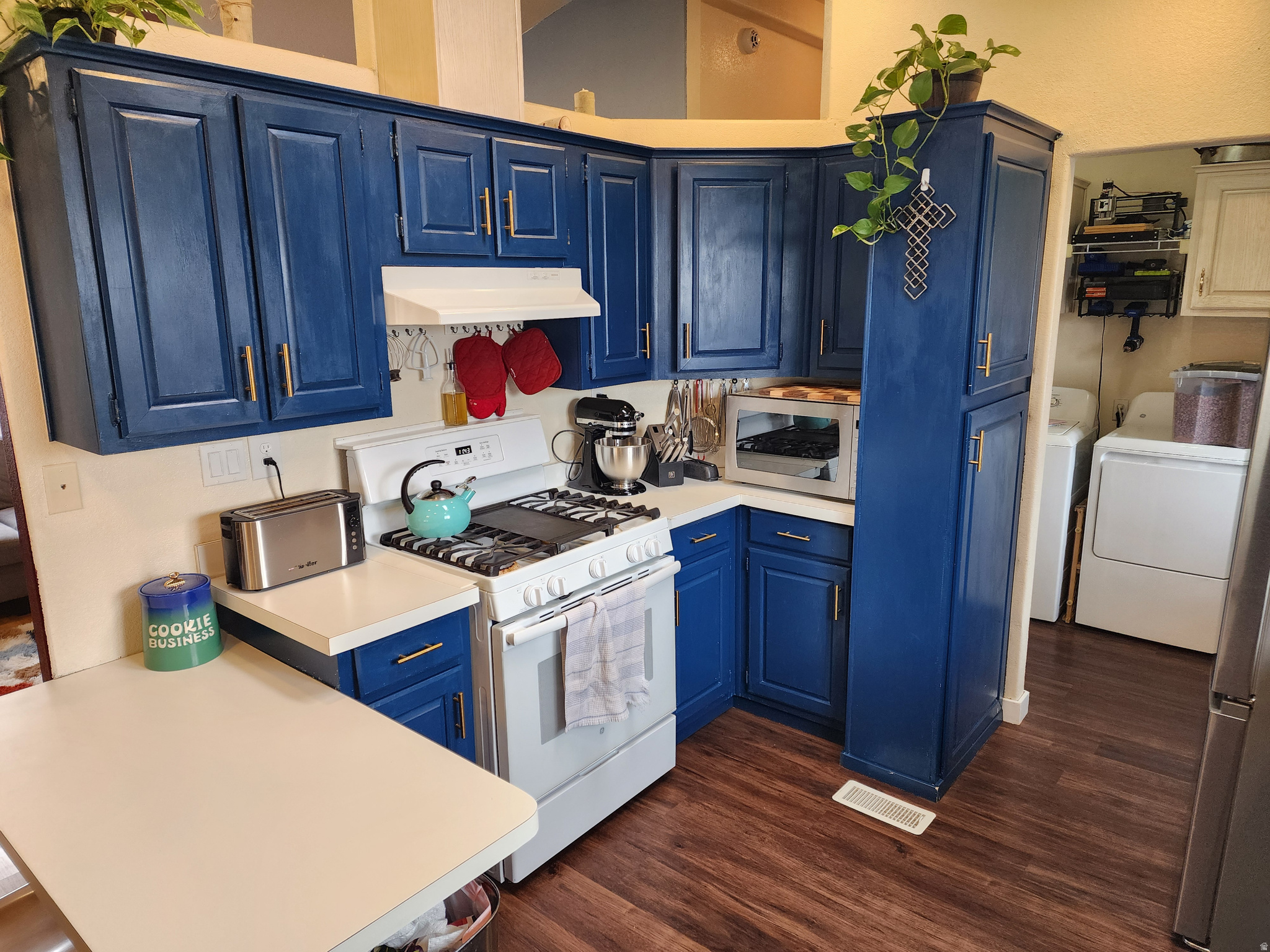 COUNTRY CLUB ESTATES - Residential