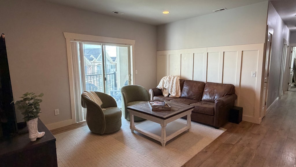Photo of 98 W SPRINGVIEW DR, Saratoga Springs, UT 84045 (MLS # 2186137)