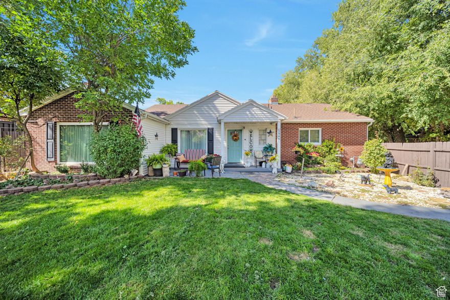 NEW WINDOWS UPDATED CAHRMING 3 BEDROOM HOME LARGE YARD  WITH GREAT VIEWS OF WASACTH MOUNTAINS.LOCATION  LOCATION LOCATION ENDLESS OPPORTUNTIES FOR A SECOND HOME TO BE BUILT.
