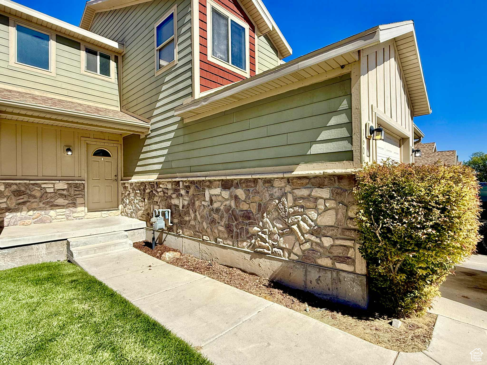 UPDATED! Move-in ready, 3 bedroom, 2 bathroom townhome with garage, fenced private backyard, fresh paint, and LVP flooring throughout. NEW furnace and central air in 2023. Includes all kitchen appliances. Close proximity to town, shopping, and schools. All information and measurements are provided as a courtesy, buyer to verify all.
