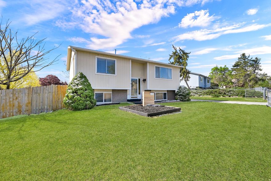 This one gives you room to live. With a large side yard, welcoming living spaces, and a finished basement featuring an oversized bedroom, there's space for everyone. Add in the deck, and you've got the perfect mix of function and fun.