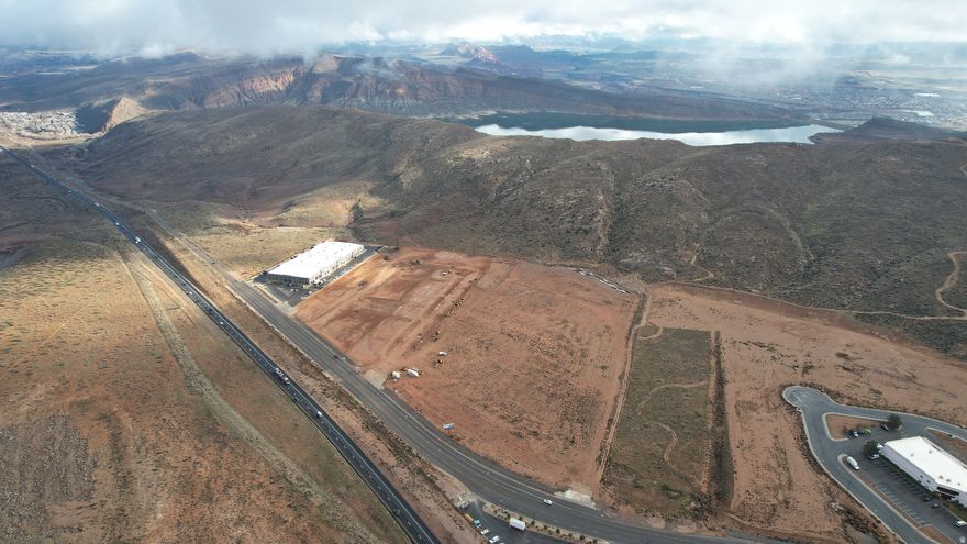 5000 SF buildings for sale in Hurricane UT. Freeway visible, easy access off of the Hurricane I15 exit. Construction begins summer of 2026 with delivery estimated to be December 2026. Reserve your building now!  Each building will have the ability to be split into 2 -2500 SF units.  Buildings come with 3 phase power, 4 grade level doors, drive though capability, fenced and paved yard.