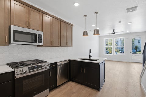 Townhouse For Sale - 11331 S Lake Run Rd<br/> South Jordan, UT 84009