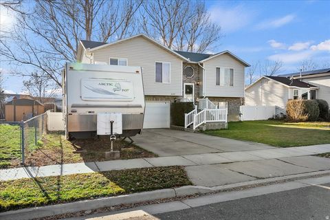 Tiny photo for 2377 W 2120 N, Clinton, UT 84015 (MLS # 2127136)