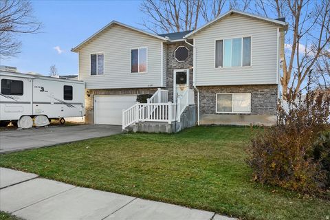 Tiny photo for 2377 W 2120 N, Clinton, UT 84015 (MLS # 2127136)