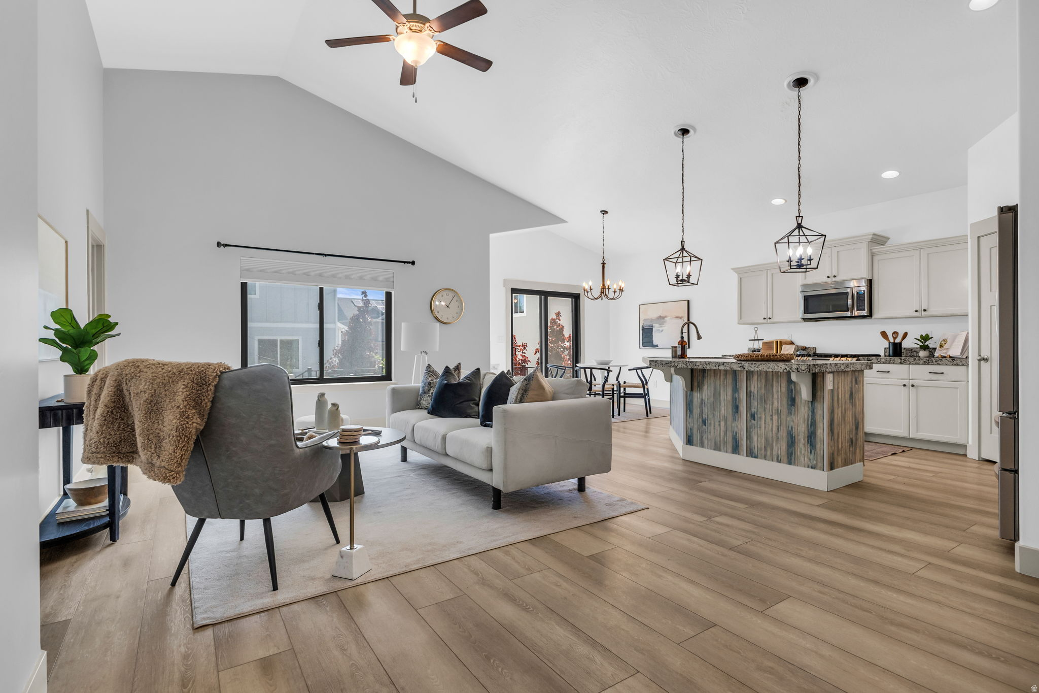 SILVER LAKE - Residential