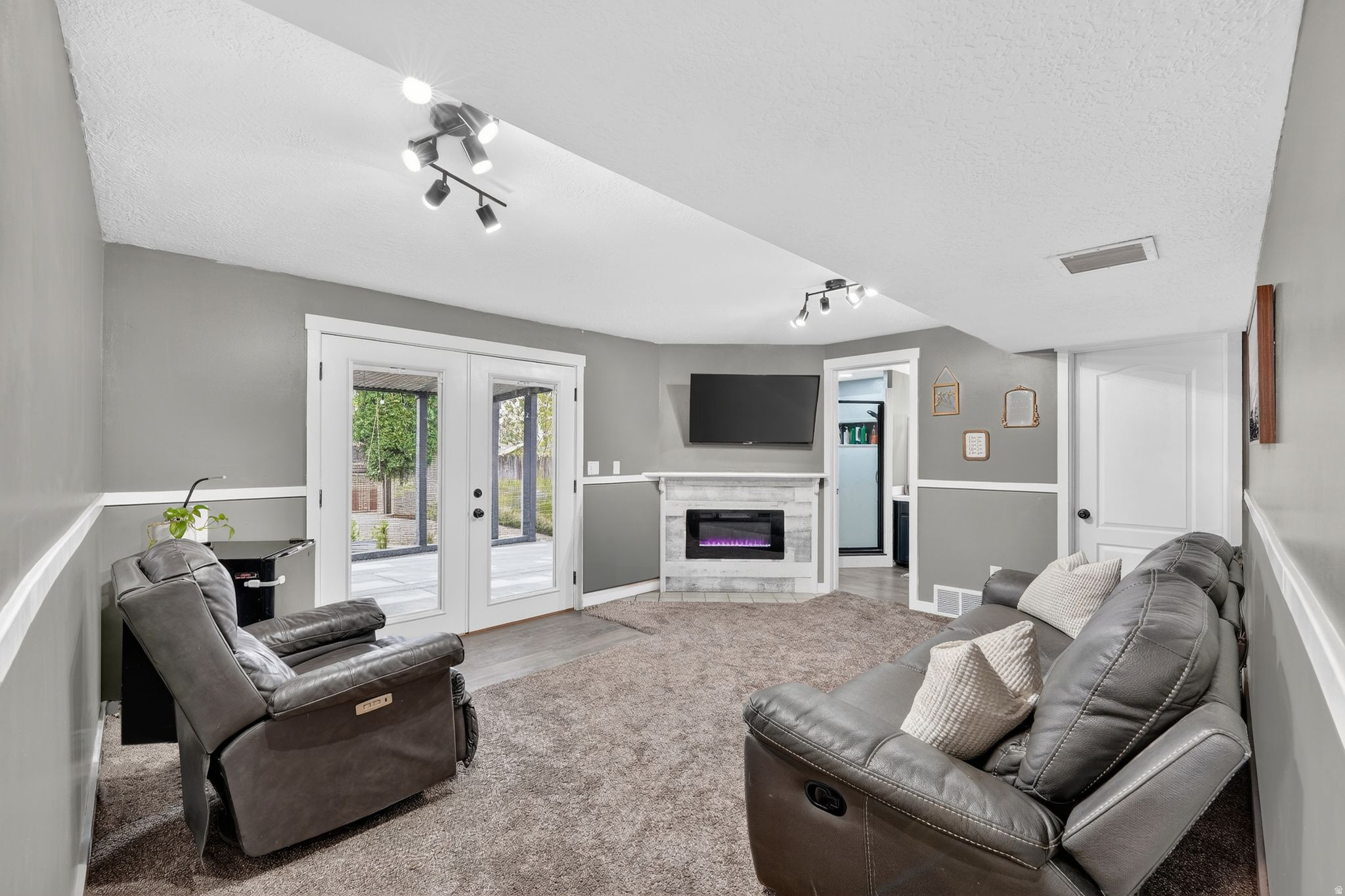 OAK WOOD HILLS - Residential