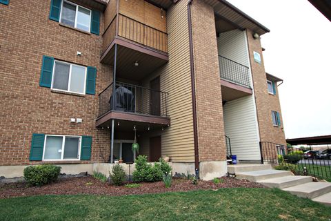 Photo of 4114 S OAK MEADOWS DR W #20, Salt Lake City, UT 84123 (MLS # 2147262)