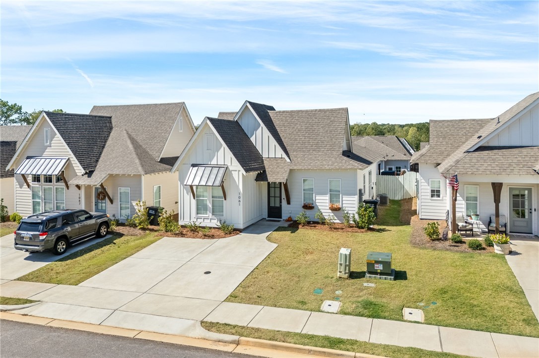 1061 WOODLAND Circle