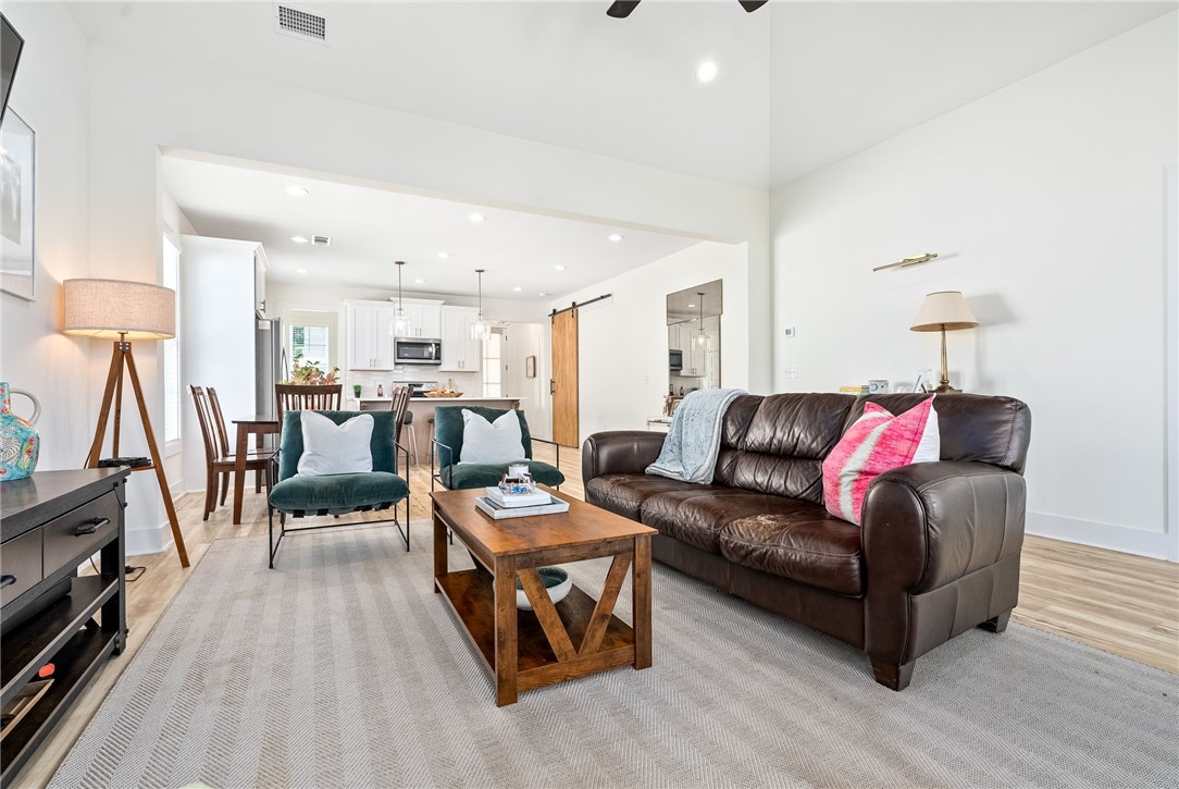 1061 WOODLAND Circle