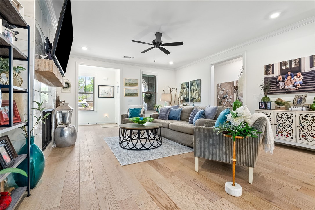 2405 OVERBROOK Circle