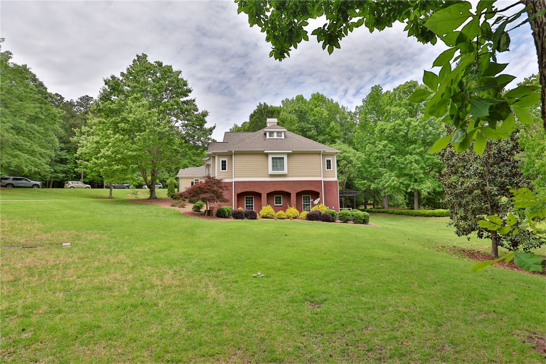 1211 INGLESIDE Drive
