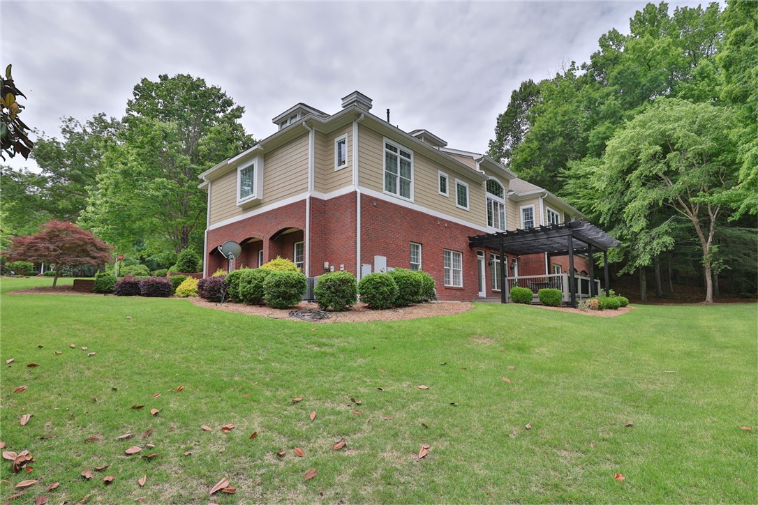 1211 INGLESIDE Drive