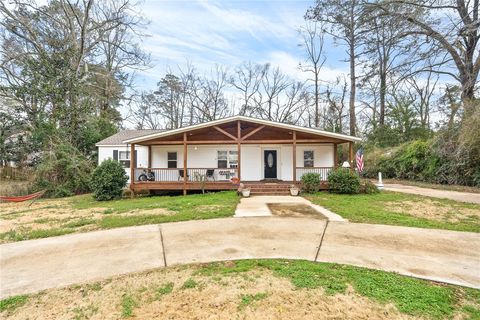 Photo of 934 MCKINLEY Avenue, Auburn, AL 36830 (MLS # 179104)
