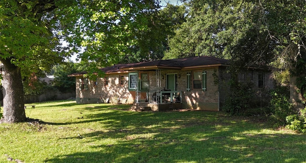 Photo of 1602 SPRING Drive, Opelika, AL 36801 (MLS # 182131)
