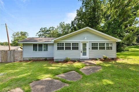 Photo of 3307 DALLAS Avenue, Opelika, AL 36801 (MLS # 176086)
