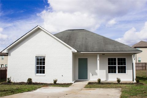 2804 LISMORE Court Opelika AL 36804