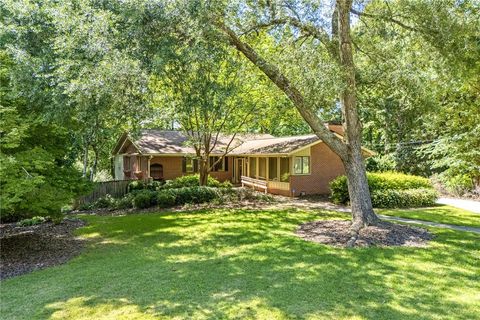Photo of 906 JANET Drive, Auburn, AL 36830 (MLS # 180784)