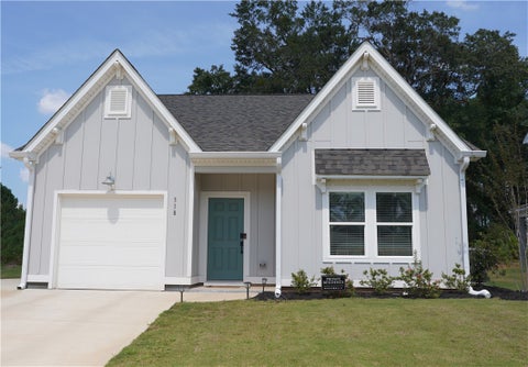 Photo of 318 GRAY Street, Opelika, AL 36801 (MLS # 182324)
