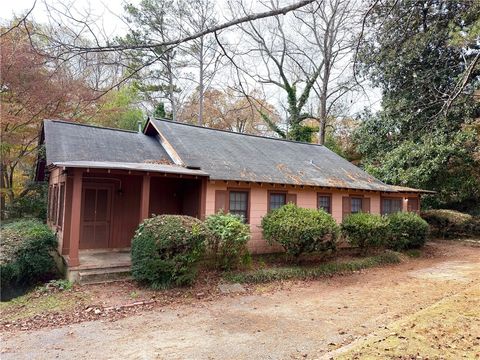 Photo of 1032 E GLENN Avenue, Auburn, AL 36830 (MLS # 177732)