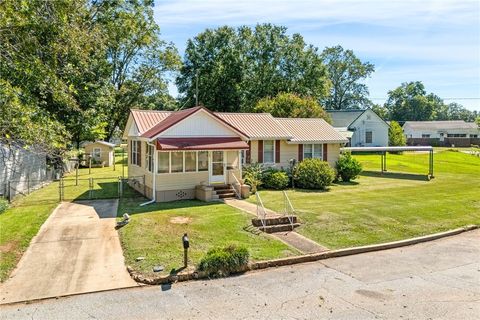 Photo of 107 MAPLE Street, Valley, AL 36854 (MLS # 176422)