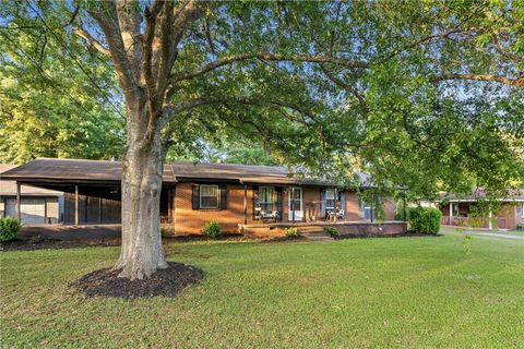 Photo of 1789 HOLMAN Street, Alexander City, AL 35010 (MLS # 180244)
