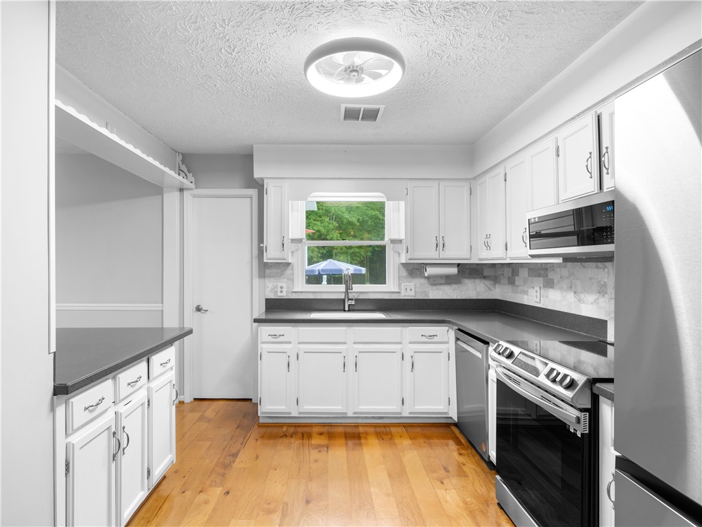 Opelika, Alabama 36801, United States, 3 Bedrooms Bedrooms, ,2 BathroomsBathrooms,Residential,Active,160931