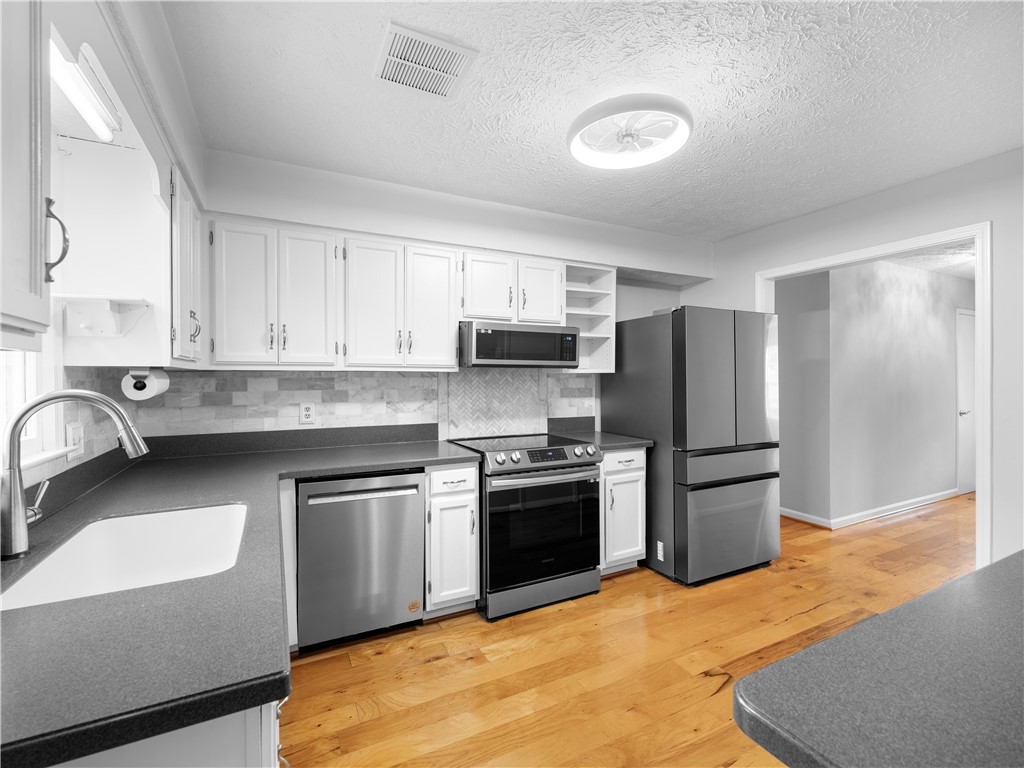 Opelika, Alabama 36801, United States, 3 Bedrooms Bedrooms, ,2 BathroomsBathrooms,Residential,Active,160931