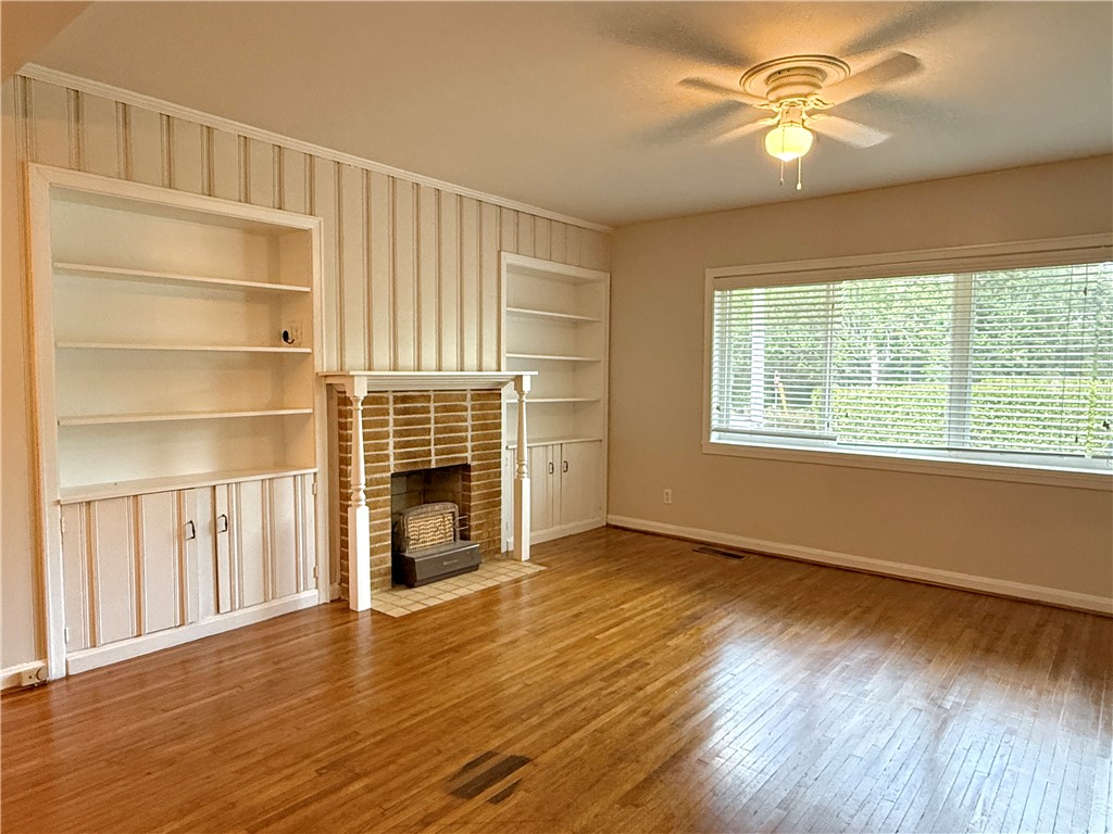 141/143 W DRAKE Avenue