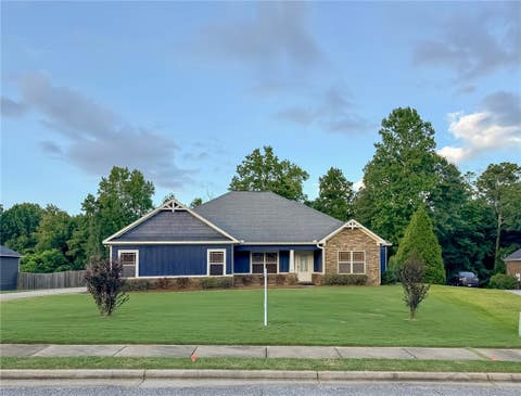 Photo of 2113 ROCKLEDGE Circle, Opelika, AL 36801 (MLS # 181491)