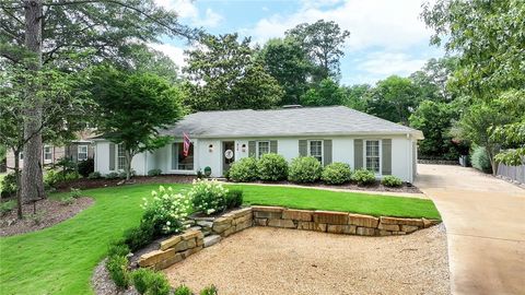 Photo of 819 E UNIVERSITY Drive, Auburn, AL 36830 (MLS # 181049)