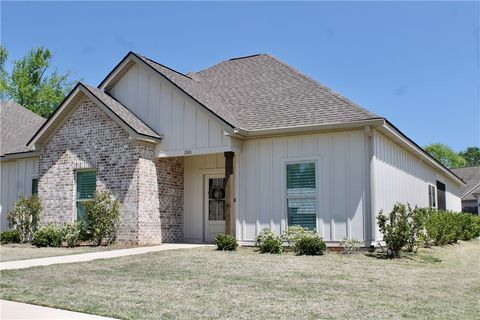 Photo of 1653 ACADEMY Drive #1501, Auburn, AL 36830 (MLS # 179922)