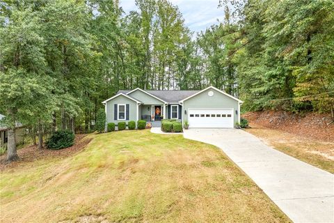 Photo of 1717 CLAIRMONT Crest, Alexander City, AL 35010 (MLS # 176860)