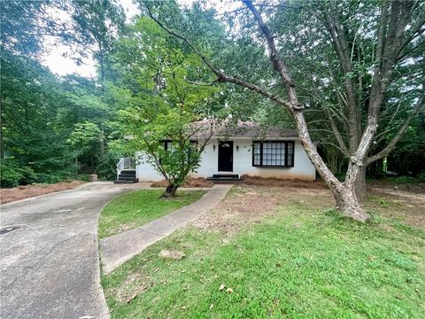 Photo of 752 LETOHATCHEE Drive, Auburn, AL 36832 (MLS # 181206)
